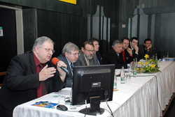 Panelov diskuse o digitln televizi  zleva doprava: Pavel Hanu (T), Pavel Dvok (T), Petr Bene (Sdlovac technika), Patrik Slavk (Prima TV), Ivo Ferkl (TV Nova), Ji Vykydal (esk radiokomunikace), Rostislav Star (NKS), Jaroslav Berka (RTA), vt fotografie (62 kB)